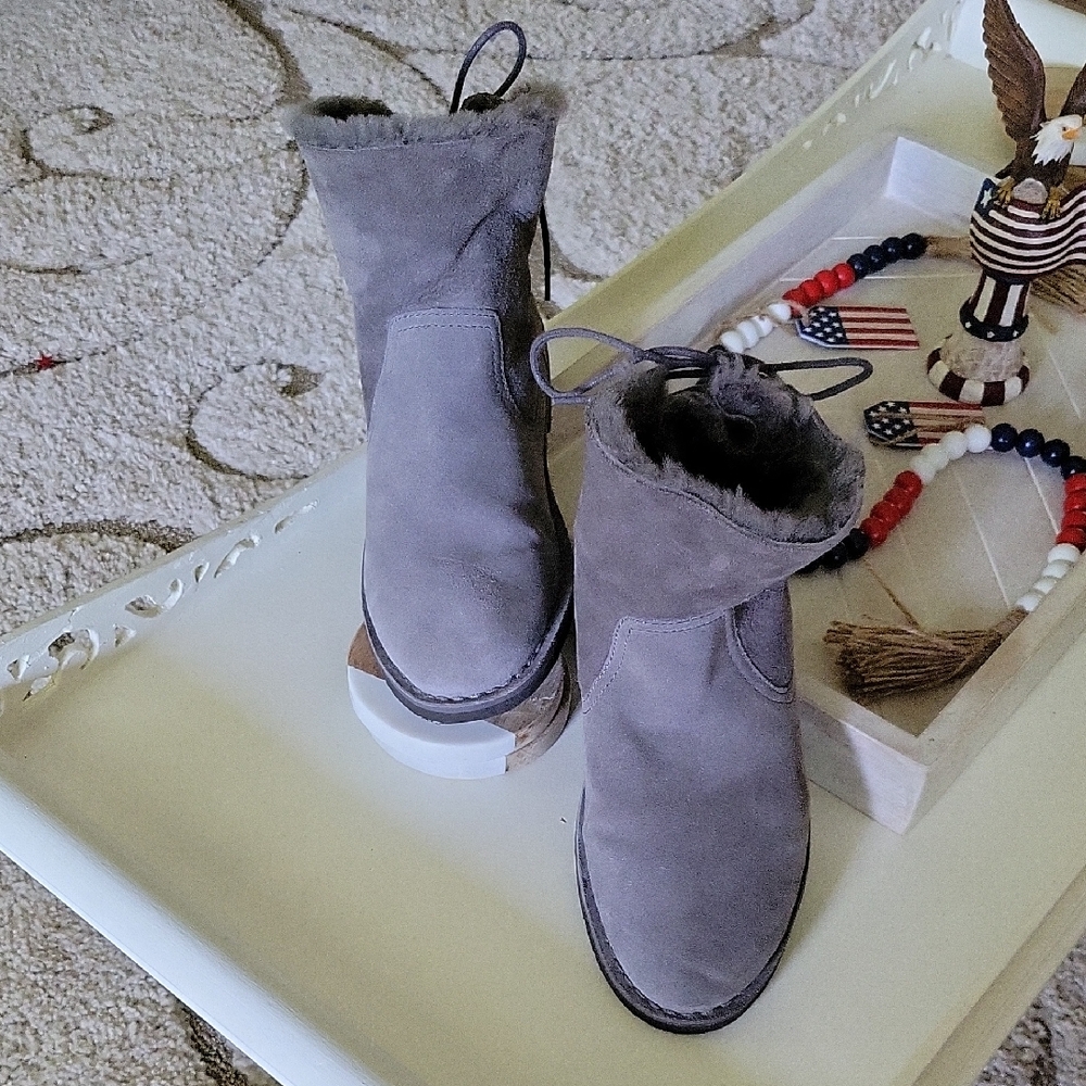 UGG sz 8 Women's Gray Boots
